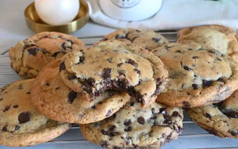 Biscotti cookies al cioccolato, appena sfornati e ancora caldi, con gocce di cioccolato fondente che si sciolgono. Una ricetta perfetta per una pausa golosa.
