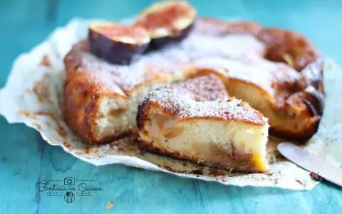 Deliziosa torta con fichi freschi e yogurt, spolverata di zucchero a velo, su carta da forno.