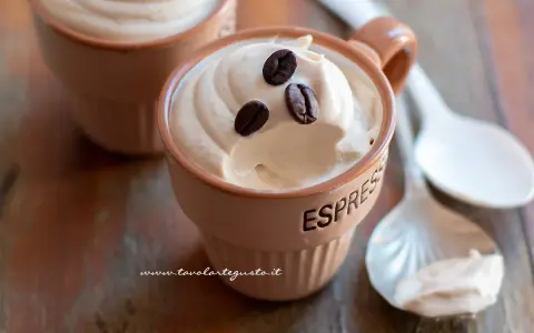 Crema di caffè soffice e golosa, perfetta per ogni momento. Scopri come fare la crema di caffè in modo semplice e veloce.