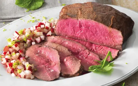 Il roast beef, che carne è? Un succulento arrosto di manzo affettato, servito con un contorno di ravanelli e scorza di lime.
