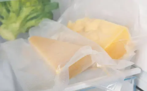 Due pezzi di formaggio sottovuoto, un modo pratico per capire come conservare il formaggio in frigo.