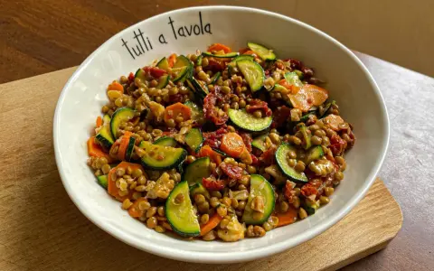Insalata di lenticchie con zucchine, carote e pomodori secchi, perfetta per le ricette estive.