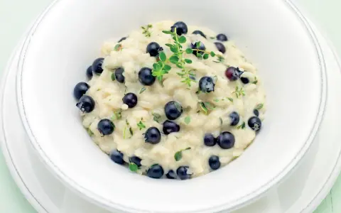 Risotto cremoso con mirtilli e timo, un'idea originale per le tue mirtilli ricette salate.