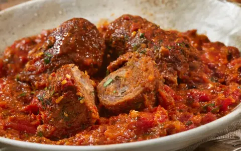 Involtini alla romana succulenti in salsa di pomodoro, un classico della cucina romana.