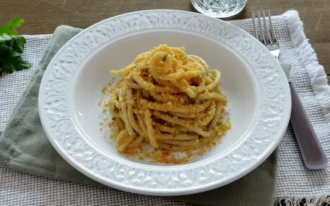 Pasta con pangrattato e acciughe alla siciliana, un piatto semplice ma ricco di sapore, pronto per essere gustato.