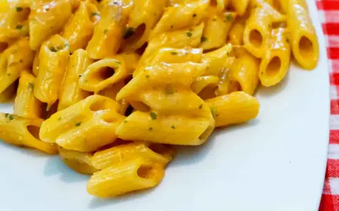 Penne cremose, una ricetta pasta veloce con pochi ingredienti. Perfetta per un pasto rapido e gustoso.
