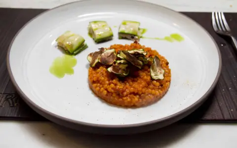 Piatto di fregola sarda ricette con zucchine croccanti e salsa verde. Un primo piatto gustoso e colorato.
