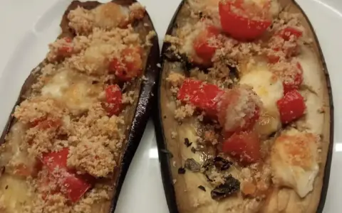 Melanzane ripiene al forno, un'idea per ricette sfiziose con pomodorini e formaggio filante.