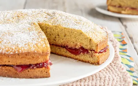 Torta soffice con marmellata, perfetta per chi cerca ricette facili con farina di grano saraceno. Spolverata di zucchero a velo.