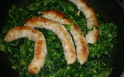 Salsiccia e friarielli cotti in padella, un classico saporito.