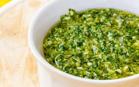 Salsa verde ricetta della nonna, un condimento fresco e profumato, pronto per insaporire i tuoi piatti.