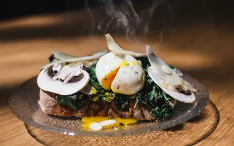 Bruschetta con uovo in camicia, funghi e verdure. Una deliziosa ricetta per un brunch perfetto.