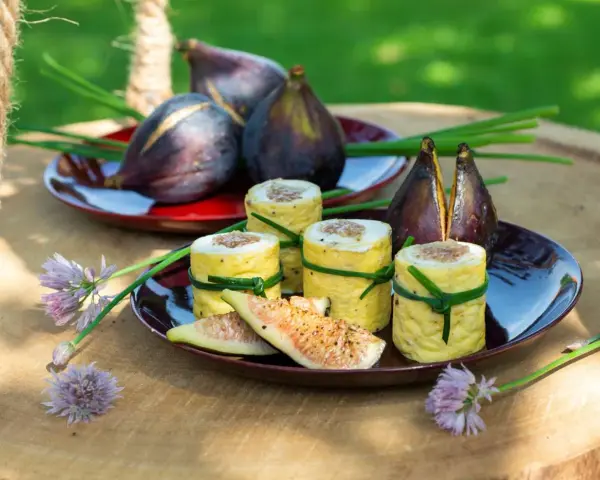 Rotolini di frittata con fichi e erba cipollina, un esempio di fichi abbinamenti salati perfetti per un picnic.
