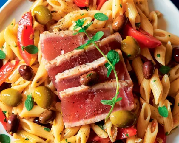 Penne con tonno scottato, pomodorini e olive. Un piatto fresco e saporito, perfetto come pasta per estate.