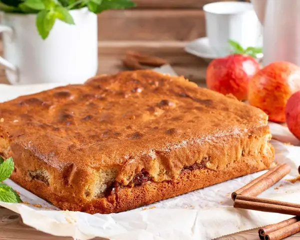 Torta quadrata dorata, con mele e cannella, un'idea per dolci senza zucchero.