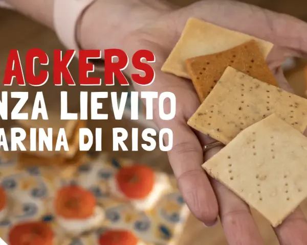 Cracker senza lievito di farina di riso, perfetti per ricette veloci e senza glutine.