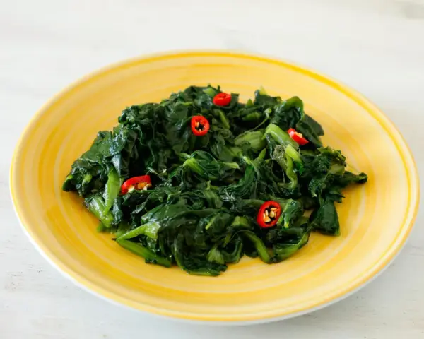 Un piatto di erbette saltate con peperoncino, un'idea semplice per le tue ricette con erbette.