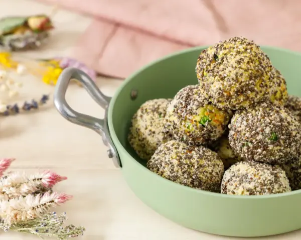 Sfere croccanti con semi di chia, perfette per le tue ricette salate. Un'idea sfiziosa e salutare.