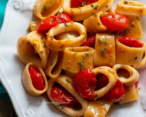 Piatto di calamarata con pomodorini e prezzemolo. Un modo gustoso per preparare la calamarata, un primo piatto di mare.