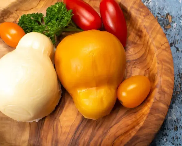 Provola bianca e scamorza gialla, con pomodorini e prezzemolo, per mostrare la differenza tra provola e scamorza.