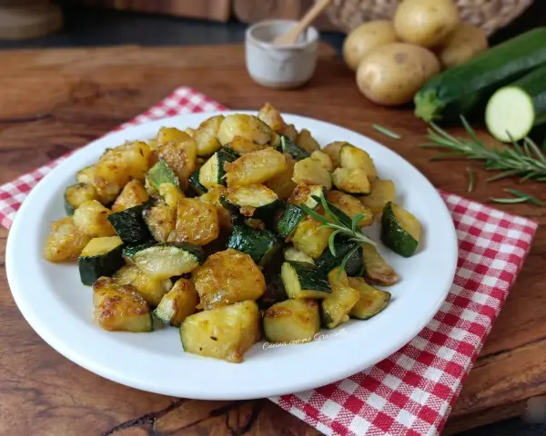 Zucchine patate e mozzarella in padella, un contorno saporito e facile da preparare.
