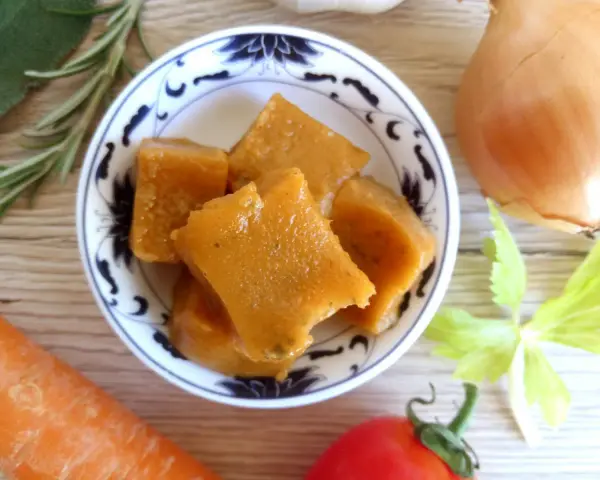 Dadi vegetali fatti in casa, pronti per insaporire i tuoi piatti. Scopri come fare il dado vegetale in casa con ingredienti freschi.
