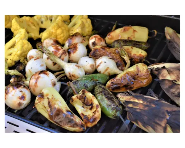Verdure grigliate: cipolle, peperoni, cavolfiore e pannocchie. Perfette per scoprire come condire le verdure grigliate con erbe aromatiche e olio.