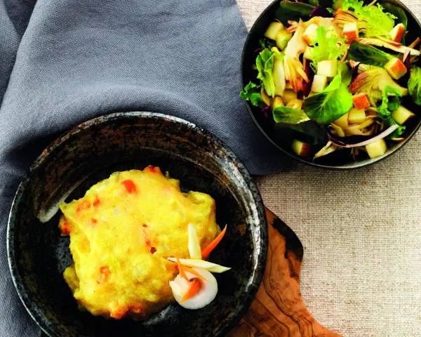 Frittelle dorate con verdure, perfette verdure da abbinare alla polenta, accanto a un'insalata fresca.