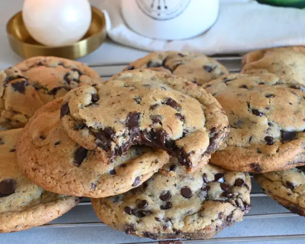 Biscotti cookies al cioccolato, appena sfornati e ancora caldi, con gocce di cioccolato fondente che si sciolgono. Una ricetta perfetta per una pausa golosa.