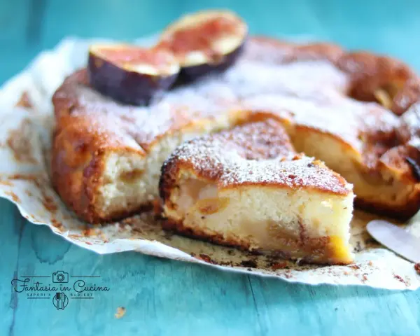 Deliziosa torta con fichi freschi e yogurt, spolverata di zucchero a velo, su carta da forno.