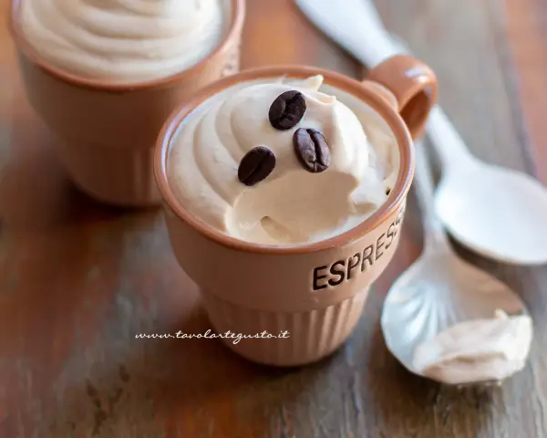 Crema di caffè soffice e golosa, perfetta per ogni momento. Scopri come fare la crema di caffè in modo semplice e veloce.