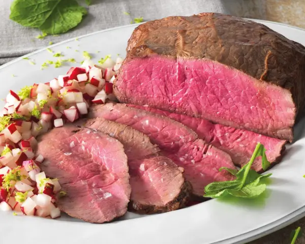 Il roast beef, che carne è? Un succulento arrosto di manzo affettato, servito con un contorno di ravanelli e scorza di lime.