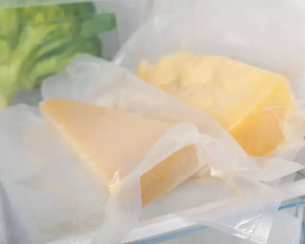 Due pezzi di formaggio sottovuoto, un modo pratico per capire come conservare il formaggio in frigo.