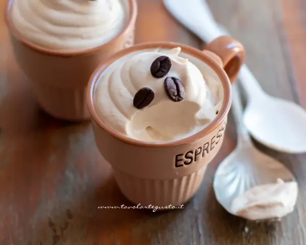 Deliziosa crema al caffè in tazzine, guarnita con chicchi di caffè. Perfetta per una pausa golosa.