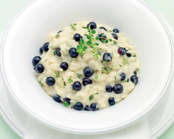 Risotto cremoso con mirtilli e timo, un'idea originale per le tue mirtilli ricette salate.