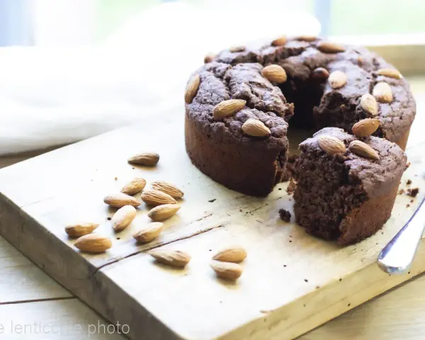 Torta al cioccolato con mandorle, una deliziosa torta con cereali avanzati, su tagliere di legno.
