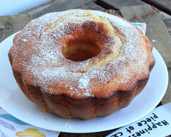 Ciambella soffice allo yogurt greco, cosparsa di zucchero a velo, pronta per essere gustata.