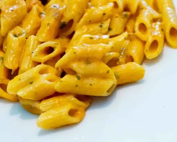 Penne cremose, una ricetta pasta veloce con pochi ingredienti. Perfetta per un pasto rapido e gustoso.