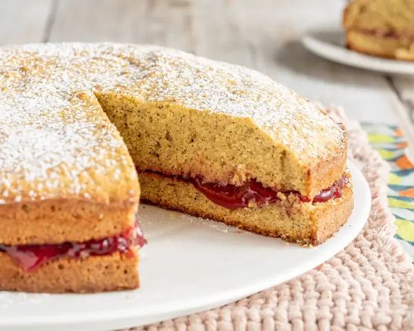 Torta soffice con marmellata, perfetta per chi cerca ricette facili con farina di grano saraceno. Spolverata di zucchero a velo.