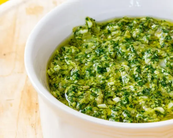 Salsa verde ricetta della nonna, un condimento fresco e profumato, pronto per insaporire i tuoi piatti.