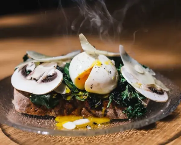 Bruschetta con uovo in camicia, funghi e verdure. Una deliziosa ricetta per un brunch perfetto.