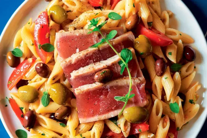 Penne con tonno scottato, pomodorini e olive. Un piatto fresco e saporito, perfetto come pasta per estate.