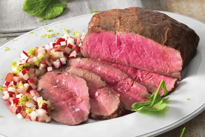Il roast beef, che carne è? Un succulento arrosto di manzo affettato, servito con un contorno di ravanelli e scorza di lime.