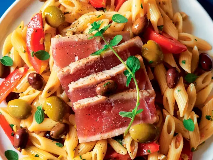 Penne con tonno scottato, pomodorini e olive. Un piatto fresco e saporito, perfetto come pasta per estate.