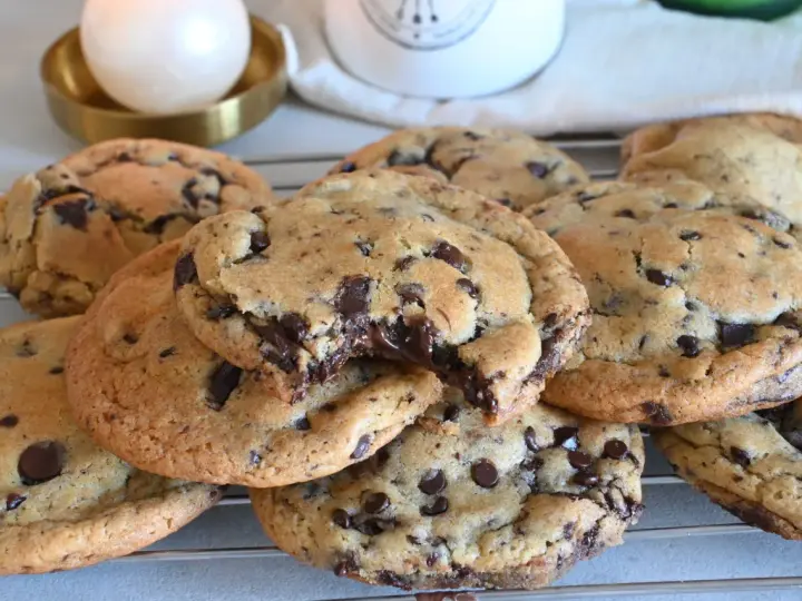 Biscotti cookies al cioccolato, appena sfornati e ancora caldi, con gocce di cioccolato fondente che si sciolgono. Una ricetta perfetta per una pausa golosa.