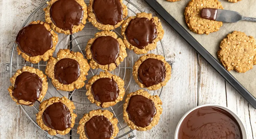 Deliziosi dolci con fiocchi di avena, alcuni ricoperti di cioccolato fuso, pronti per essere gustati.