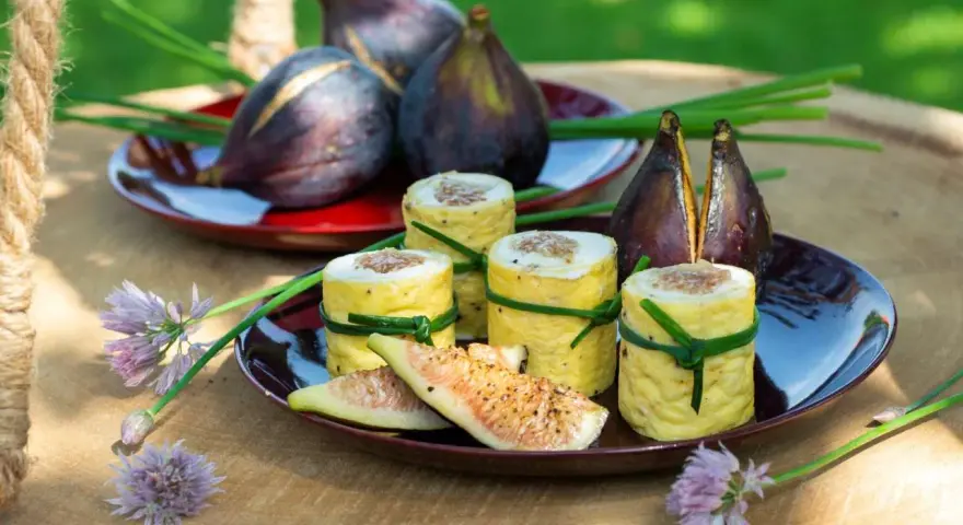 Rotolini di frittata con fichi e erba cipollina, un esempio di fichi abbinamenti salati perfetti per un picnic.