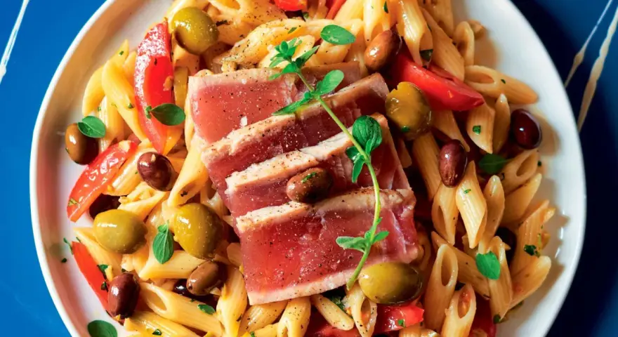 Penne con tonno scottato, pomodorini e olive. Un piatto fresco e saporito, perfetto come pasta per estate.