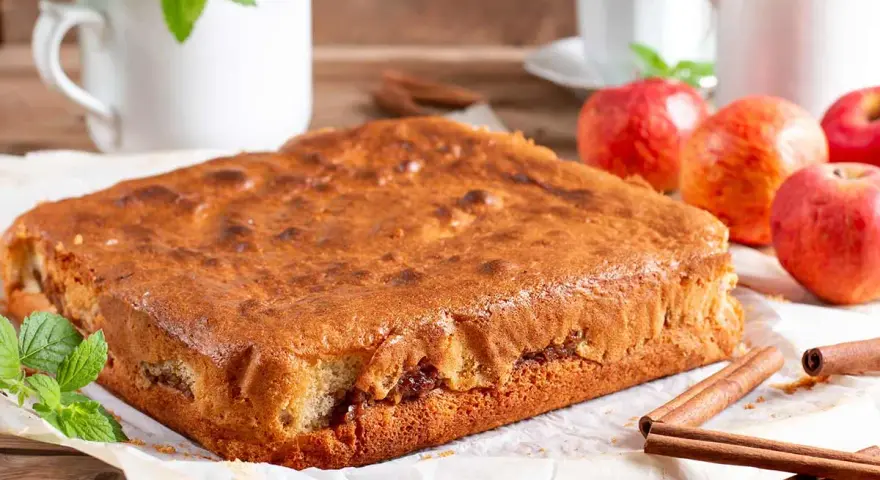 Torta quadrata dorata, con mele e cannella, un'idea per dolci senza zucchero.