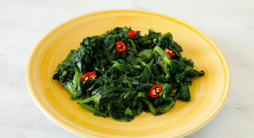 Un piatto di erbette saltate con peperoncino, un'idea semplice per le tue ricette con erbette.